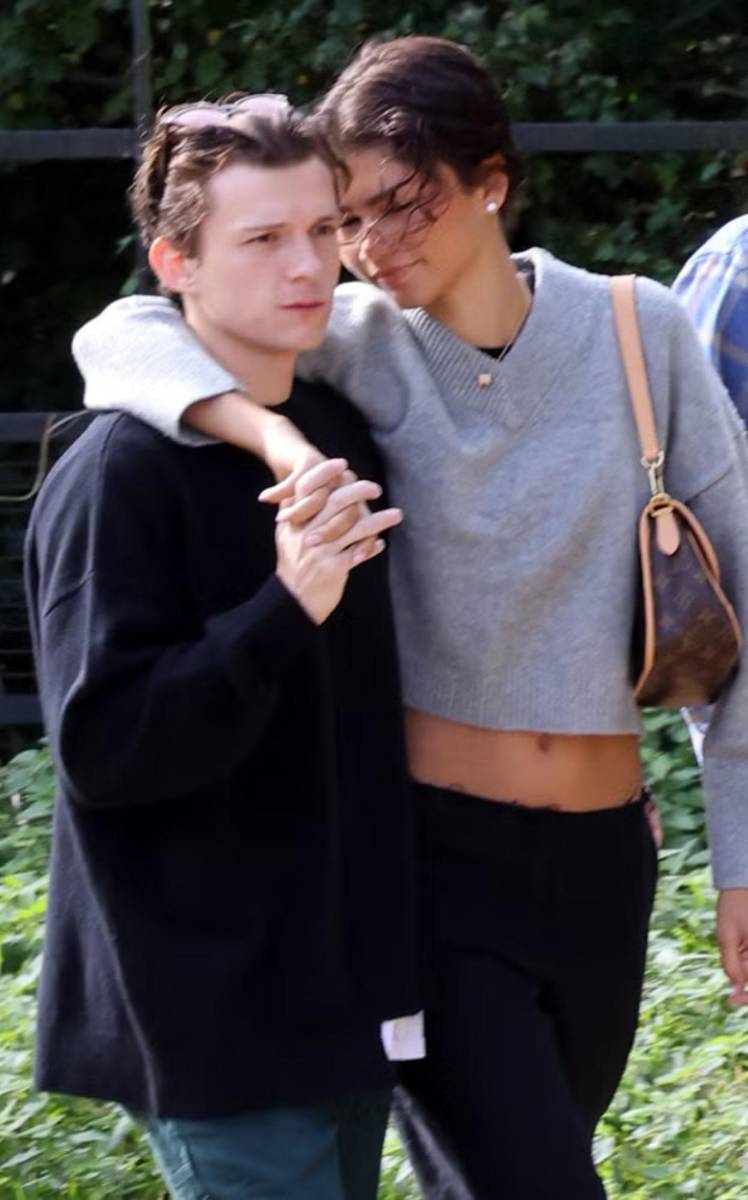 2023:Zendaya habló públicamente sobre la importancia de proteger ciertos aspectos de su vida privada. Para la actriz, algunas historias merecen vivirse lejos de los titulares y las redes sociales.