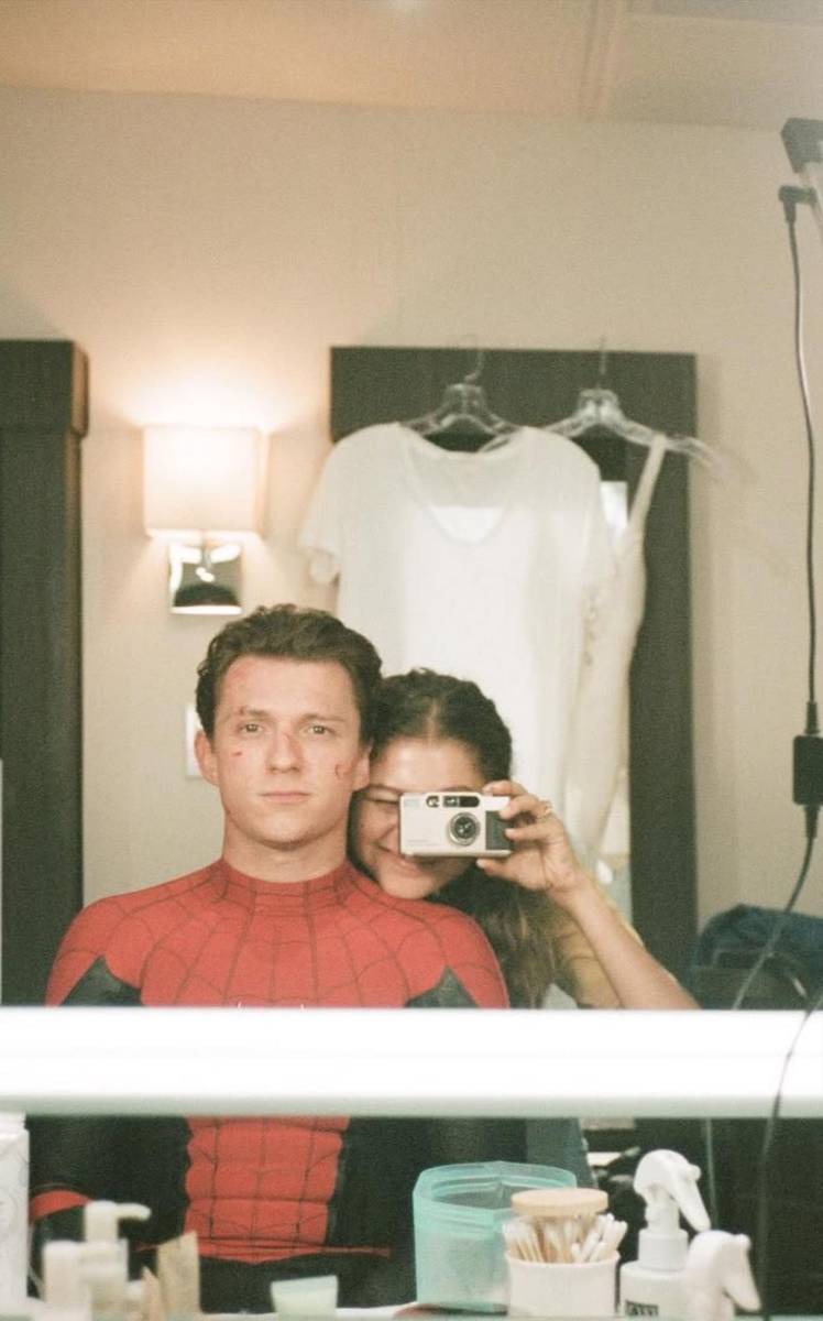 Tom sorprendió a Zendaya con una publicación de cumpleaños que rápidamente se volvió viral. La imagen, tomada detrás de cámaras, mostró una faceta más íntima de una relación que hasta entonces había permanecido lejos de las redes sociales