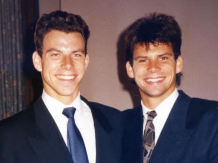 Los fiscales argumentaron que Lyle, de 21 años, y Erik, de 18, asesinaron a sus padres en su casa con el fin de obtener la fortuna de 14 millones de dólares de la pareja.