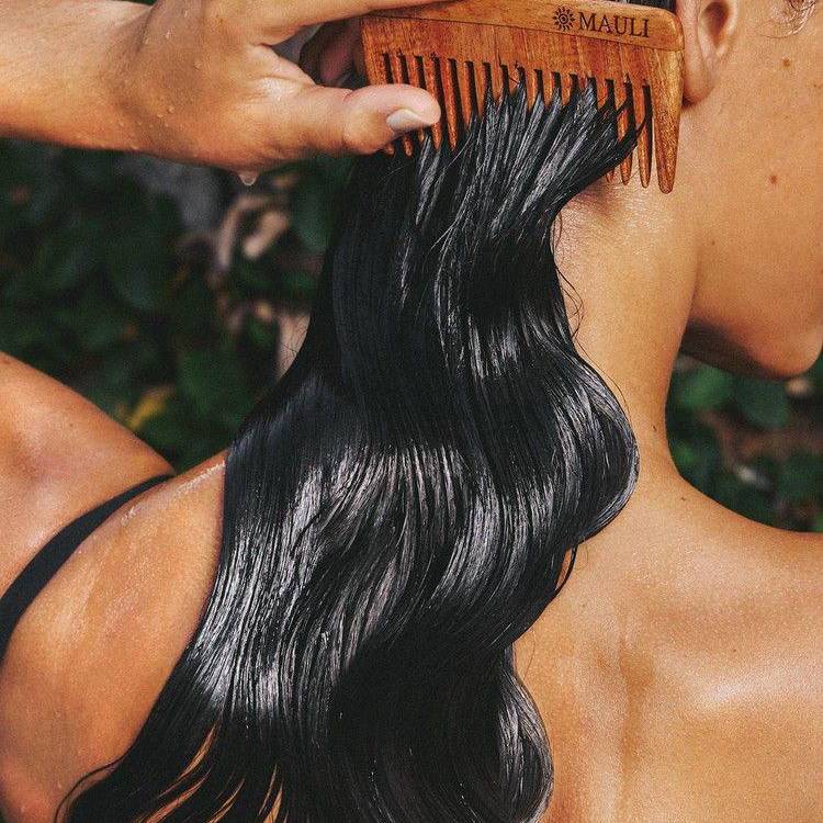 Para cuidar el cabello en verano, es fundamental hidratarlo profundamente, protegerlo de los rayos UV con sombreros o sprays, y evitar el calor de herramientas de peinado.
