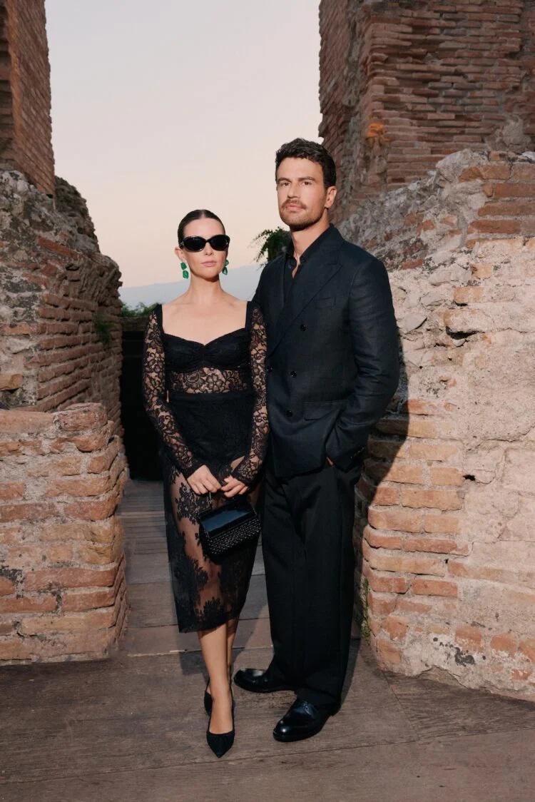 Ruth Kearney y Theo James en el show de Dolce &amp; Gabbana Alta Sartoria 2026.
