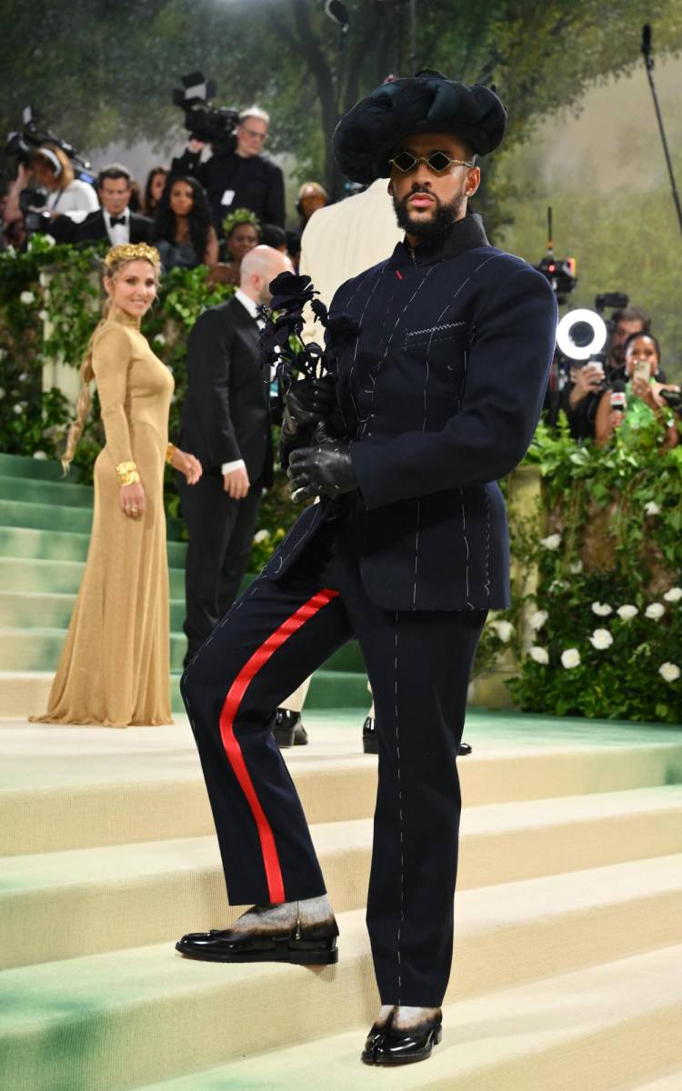 El Conejo Malo llevaba un traje compuesto por una chaqueta de lana de barathea azul marino adornada con solapas de grosgrain negro con hilvanes y ribete rojo en el pantalón. (Photo by Angela Weiss / AFP)