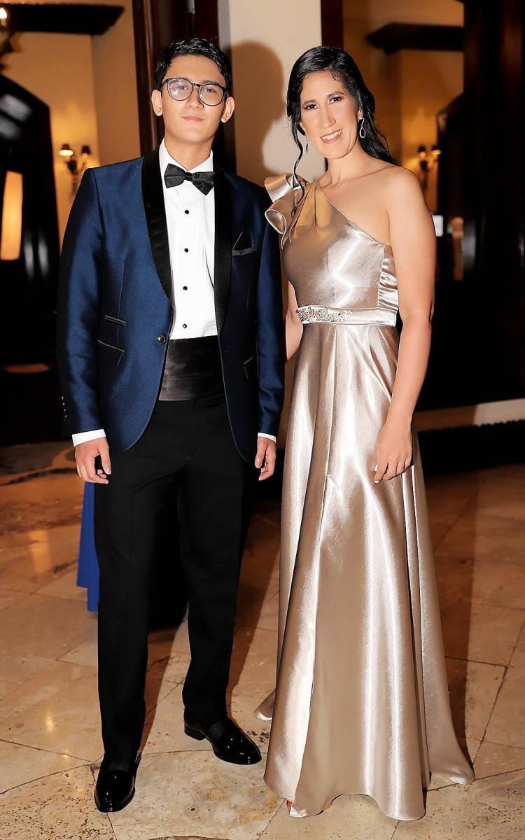 Los 63 seniors de la Nashville School disfrutaron junto a sus familiares y amigos su PROM NIGHT. Los felices egresados disfrutaron de principio a fin de esta inolvidable noche llena de música, abrazos y selfies. En esta foto: Neil Fernando Baldelomar y Karla Peralta
