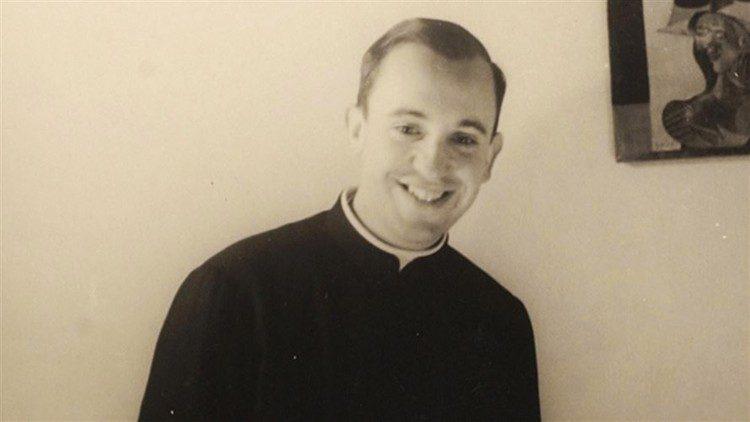 Ingresó a la Compañía de Jesús (los jesuitas) en 1958, donde comenzó su formación como sacerdote. Fue ordenado en 1969.