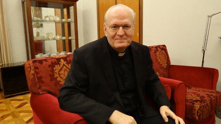 <b>Cardenal Peter Erdő</b>Arzobispo de Esztergom-Budapest, Hungría, Erdő es conocido por su trabajo en la Congregación para la Educación Católica y su enfoque en la enseñanza de la fe. A sus 72 años, su experiencia en la educación y su compromiso con la doctrina lo hacen un candidato notable.