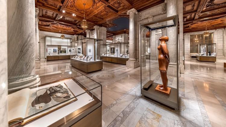 Los museos albergan gran cantidad de información sobre arte, cultura, historia y ciencia. Lo que los hace el lugar idóneo para la estimulación intelectual. Al recorrer sus salas, la mente se expande y aprendemos nuevos conceptos y perspectivas que nos ayudan a entender el mundo de una mejor manera.
