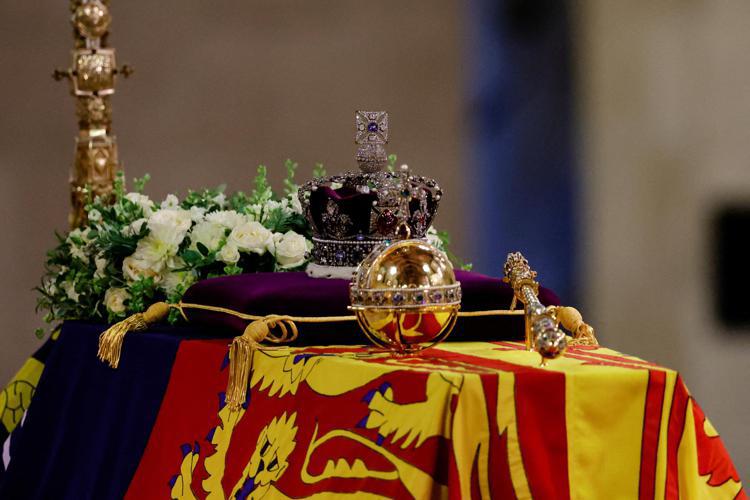 Cuatro valiosos símbolos de la monarquía británica acompañaron el ataúd de la reina Isabel II durante su funeral en la Abadía de Westminster, los cuales también fueron parte de sus 70 años como la gran soberana de Inglaterra. ¿Quieres saber el significado de cada uno de ellos? Continúa viendo está galería.