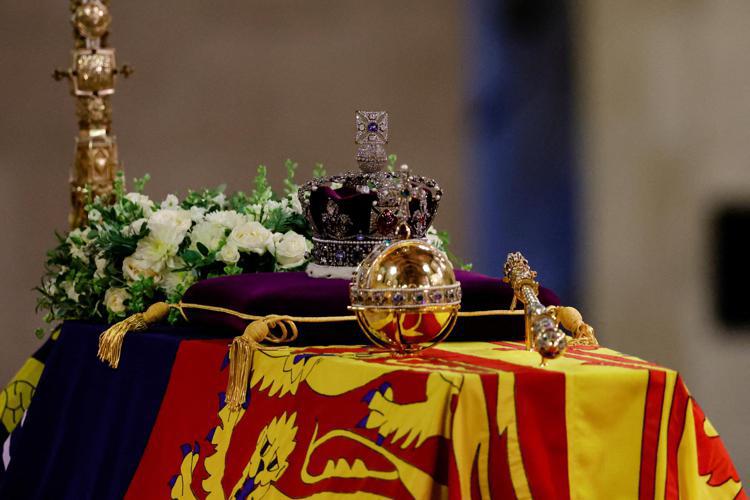 Símbolos que acompañaron el féretro de la reina Isabel II