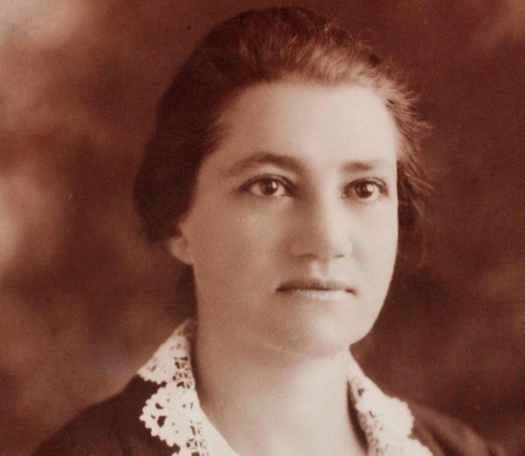 <b>Lucila Gamero de Medina</b>Fue pionera entre las mujeres escritoras hondureñas, aclamada como la primera novelista de Honduras. Dotada de una visión literaria vanguardista, su legado se erige como una contribución sólida y trascendental para la sociedad y las mujeres de su época, especialmente en el género de la novela.