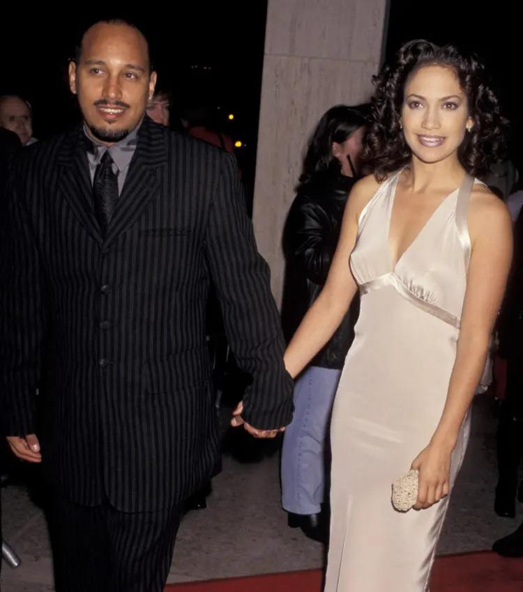 El primer gran amor de Jennifer López fue David Cruz, con quien comenzó a salir cuando apenas tenía 15 años. Se conocieron en la escuela secundaria, y él la acompañó en sus primeros trabajos antes de que alcanzara la fama. Su relación duró casi una década y terminaron poco antes de que Jennifer protagonizara “Selena”. Aunque se dice que permanecieron en contacto, David falleció en marzo de 2020 a los 51 años, a causa de una enfermedad cardíaca.