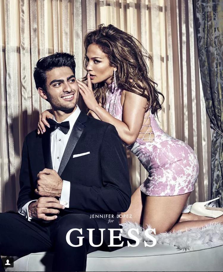 Modelo para la marca Guess al lado de Jennifer López.