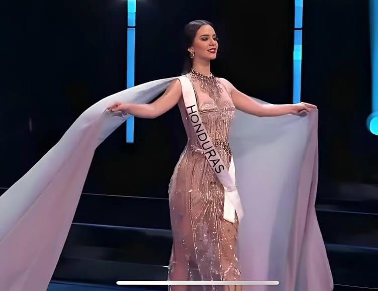 El traje de noche se complementó con un maquillaje natural, destacando sus labios en un tono rojo vibrante. En cuanto al peinado, optó por una coleta baja que resaltaba plenamente sus hermosas facciones.