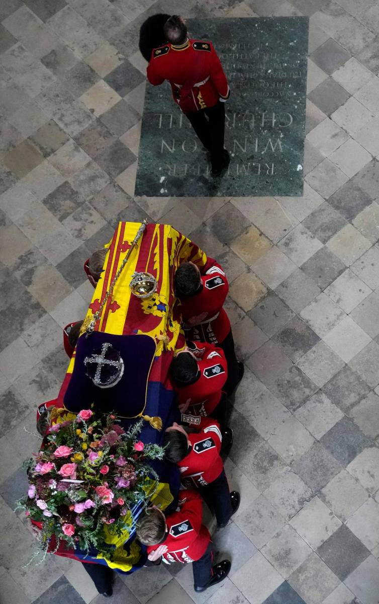 El ataúd de la reina Isabel II es ingresado a la Abadía de Westminster. El ataúd fue fabricado hace más de 30 años en roble inglés y está revestido en plomo. (Photo by Frank Augstein / POOL / AFP)