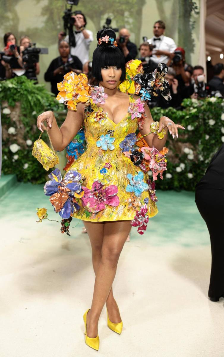 Nicki Minaj en un escultural vestido estilo reloj de arena custom made de Marni, cubierto de flores netálicas en 3D pintadas a mano en vibrantes tonos.