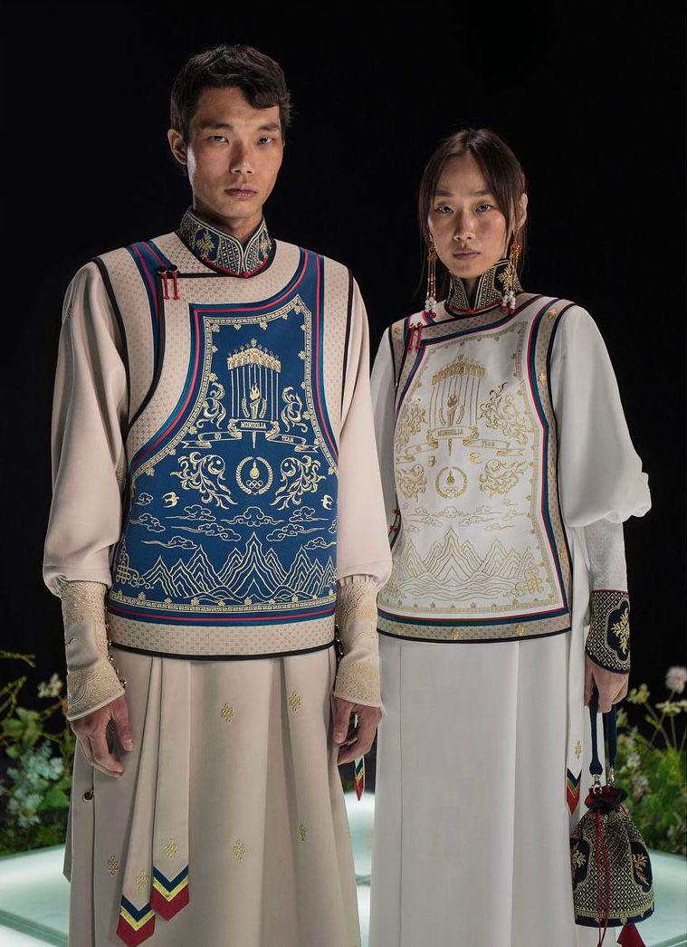 El uniforme del equipo de Mongolia se hizo viral desde que apareció por primera vez en las redes sociales. Elaborado por Michel&amp;Amanzonka, considerada la marca más candente y progesista del país de acuerdo a Forbes, el diseño está inspirado en una prenda tradicional de la nación. Los tonos rojo, azul y dorado representan los colores de la bandera nacional. 