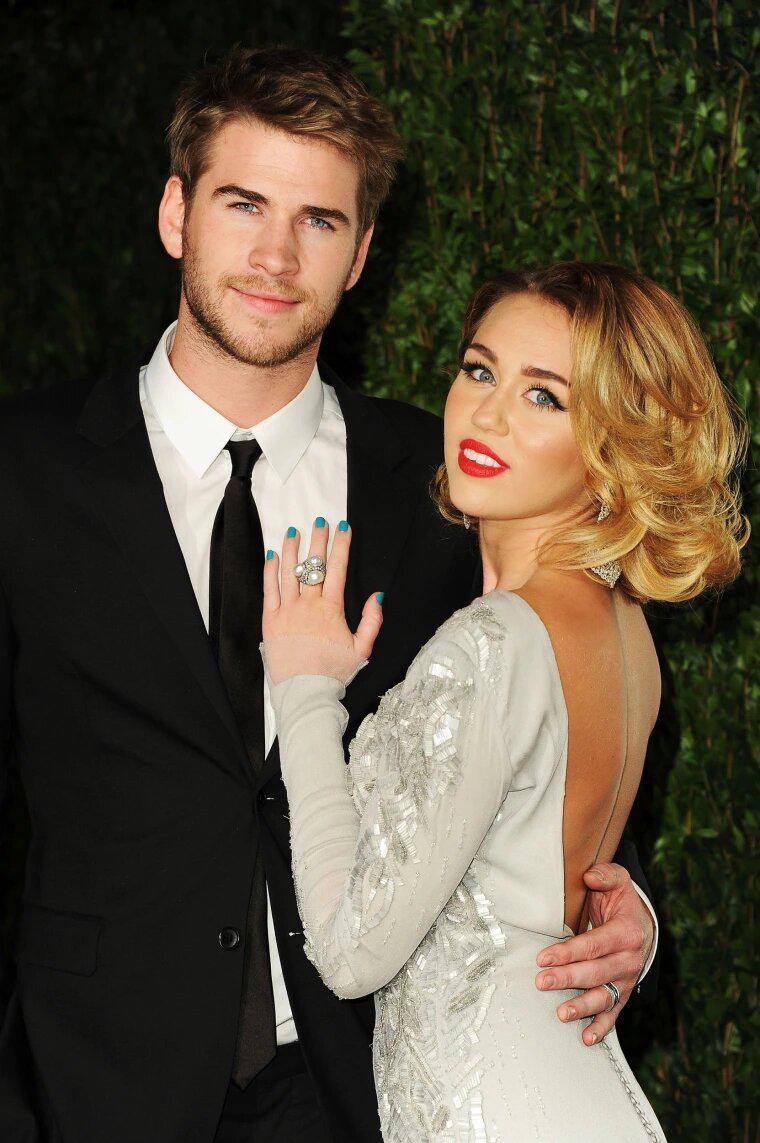 Miley Cirus se comprometió con Liam Hemsworth cuando tenía 19 años y él 22. La pareja tuvo muchos altos y bajos, separándose tiempo después. Eventualmente regresaron y lograron casarse en 2018, pero solo ocho meses después se separaron.