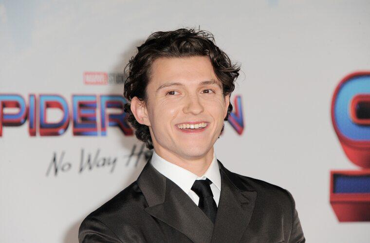 <b>Tom Holland</b> ha ganado renombre por su destacada interpretación como “Spider-Man” en el Universo Cinematográfico de Marvel, pero no se limita a este icónico papel; también encarna a Nathan Drake en “Uncharted”. Su talento actoral se destaca, demostrando una habilidad innata para cautivar al público y consolidarse como un actor versátil y convincente en diversas facetas cinematográficas.
