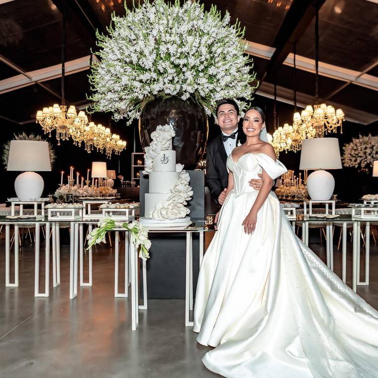 Como de cuento de hadas. En una boda de ensueño, Débora Simonson y Jasio Zapata se dieron el tan esperado “sí, acepto”. La pareja celebró su amor en una elegante ceremonia en La Reserva Event Center, rodeados de sus seres queridos y de una atmósfera mágica que hizo de este día un momento inolvidable.