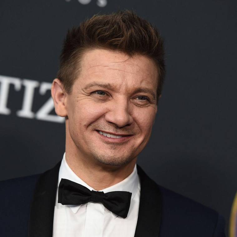 Jeremy Renner aparece públicamente tras accidente con bastón y una gran sonrisa