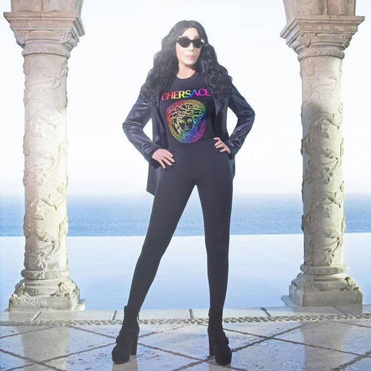 Cher colabora con Versace en honor al mes del Orgullo LGBTQ