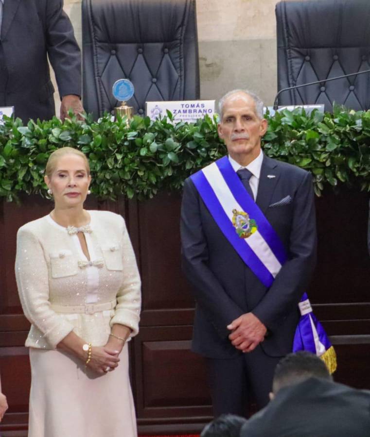 La primera dama lució una chaqueta tejida en punto con un twist de brillo, en la que resaltaban botones aperlados y dos mini listones con perlas y cristales, slim belt y falda amplia. A su lado, el presidente Nasry Asfur, con un traje azul marino sobre el que destaca la banda presidencial