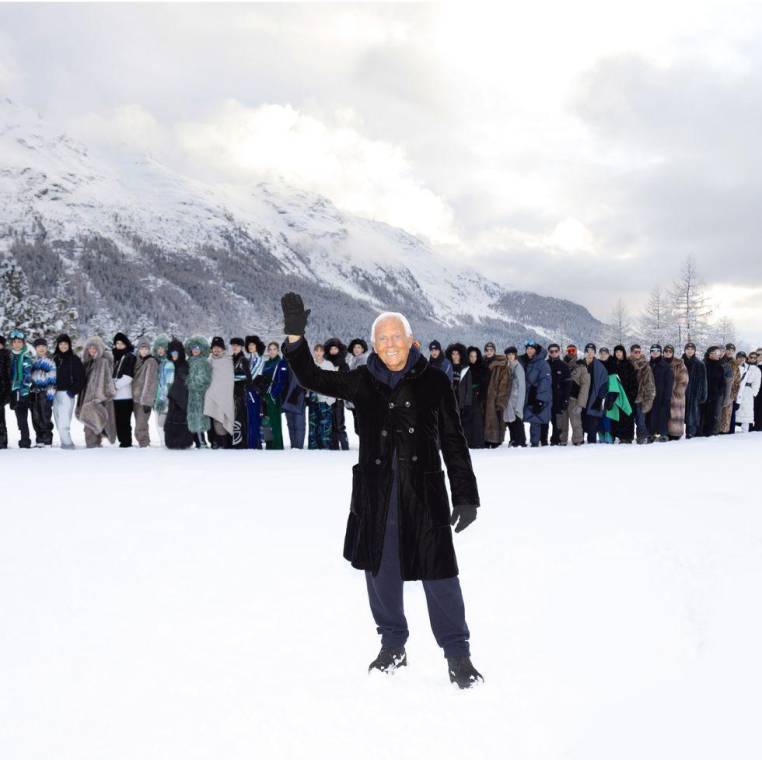 Giorgio Armani realizó un show en la nieve de St Moritz, Suiza. Aquí mostró el relanzamiento de una de sus colecciones para el invierno ‘Neve’; en la pasarela se exhibieron looks para el esquí, donde los abrigos acolchados, los guantes, las bufandas y los gorros fueron los elementos que compusieron este increíble vestuario para los deportes en los Alpes.