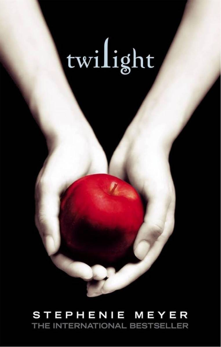 Crepúsculo, por Stephenie Meyer“Crepúsculo” es la primera novela de una serie de Stephenie Meyer que se centra en la vida de Isabella “Bella” Swan, una adolescente común y corriente que se muda de la soleada Phoenix, Arizona, al lluvioso pueblo de Forks, Washington, para vivir con su padre. Allí, se ve envuelta en una compleja historia de amor con Edward Cullen, un vampiro que lucha contra su deseo por ella. La narración se desarrolla a medida que Bella lidia con sus relaciones con Edward, su familia adoptiva y su amigo humano Jacob Black, quien más tarde se revela como un cambiaformas.
