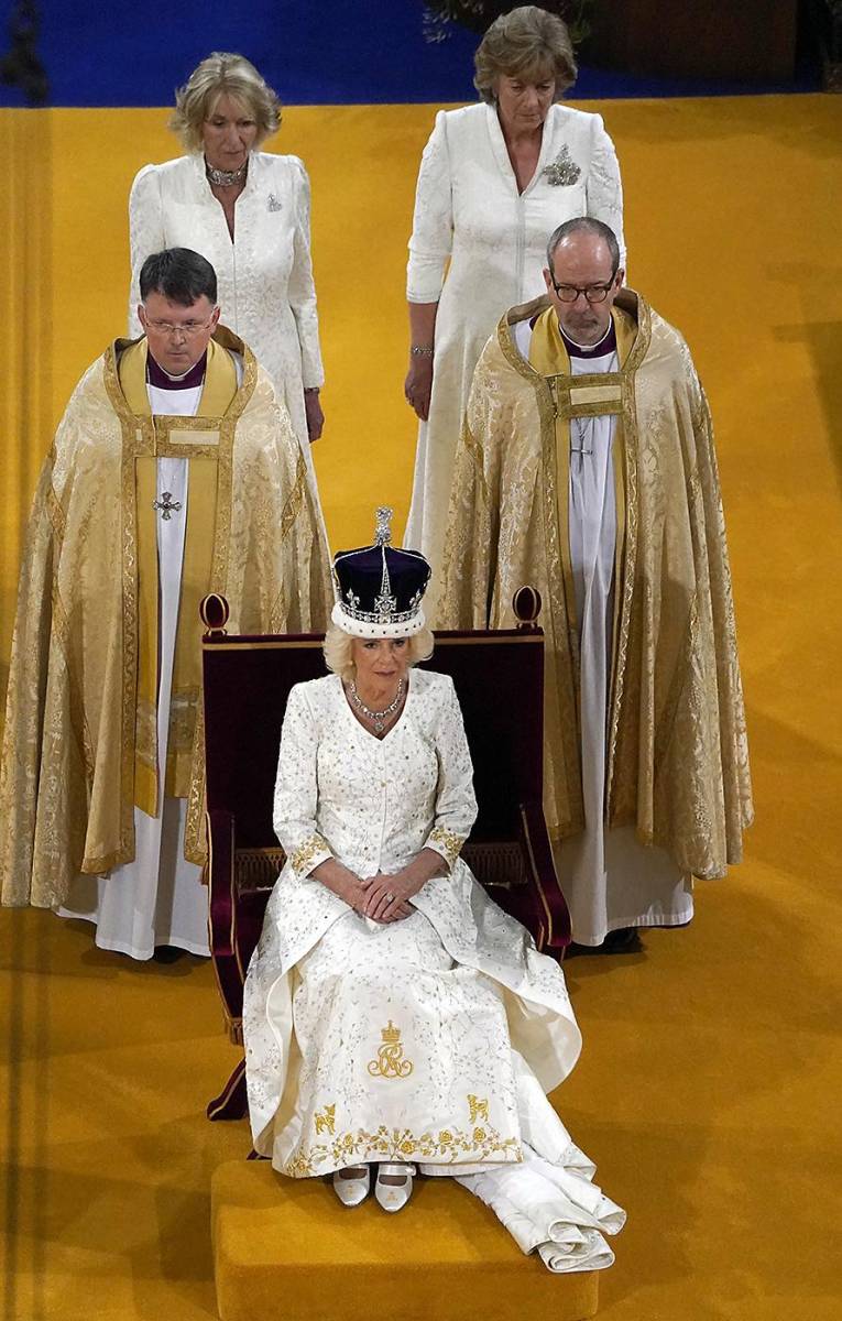 Camila de Gran Bretaña se sienta en el trono con una versión modificada de la corona de la reina María durante la ceremonia de coronación dentro de la Abadía de Westminster en el centro de Londres