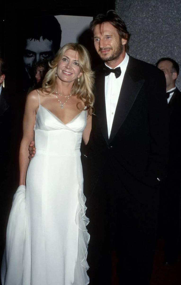 Natasha y Liam desfilaron juntos por el escenario de la 56ª edición anual de los premios Tony el 2 de junio de 2002.