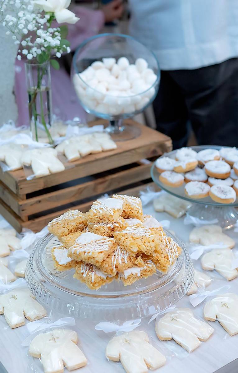 Una estación con postres y galletas en forma de bebé.