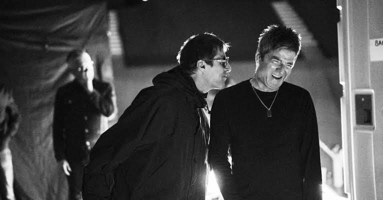 Oasis: No mires atrás con ira. Liam y Noel Gallagher vuelven a compartir escenario y esta vez podremos vivir su esperada reunión desde la pantalla grande. El documental nos lleva detrás de cámaras de su regreso, desde los ensayos hasta los grandes conciertos de la gira. El 11 de septiembre, el fenómeno Oasis llega a los cines para vivir su regreso a todo volumen.