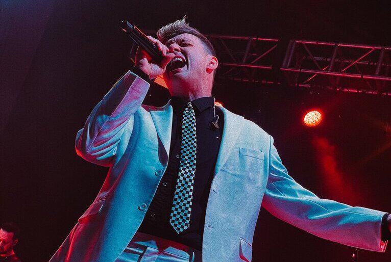 El cantante, aclamado por su papel como voz principal en la legendaria boy band, ha dejado una marca indeleble en la historia de la música. Temas como “Get Down”, “Larger than Life”, “I Want It That Way”, “Shape of My Heart” y “Everybody” han resonado en los corazones de millones de fanáticos en todo el mundo, convirtiéndose en himnos generacionales que perduran en el tiempo.