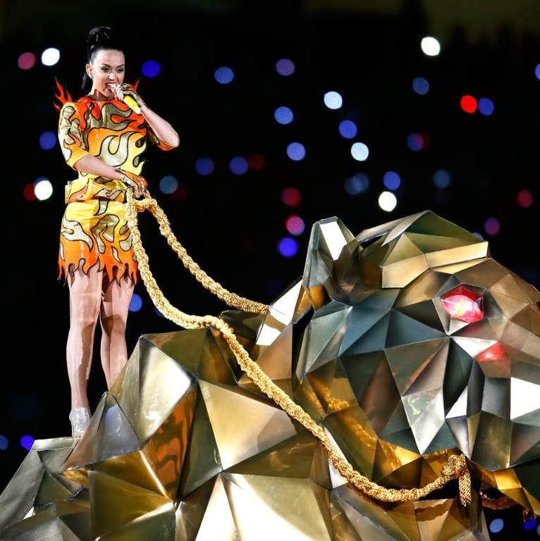 Katy Perry – 2015 Sin duda un espectacular y maravilloso show, acompañado de cuatro estilismos diseñados por Jeremy Scott para Katy. Con el primer traje, inspirado en un par de zapatos de archivo del diseñador, la cantante deleitó al público con sus canciones Roar, Dark Horse y Kissed a Girl.
