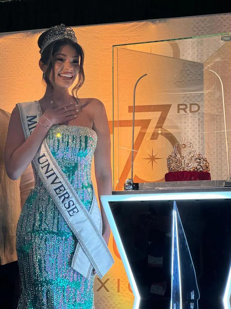 La corona fue presentada oficialmente en Ciudad de México. La directora ejecutiva y fundadora del conglomerado JKN Global Group, Anne Jakrajutatip, junto al presidente de la franquicia, Raúl Rocha, y la actual Miss Universo, Sheynnis Palacios, estuvieron presentes en este evento tan esperado.