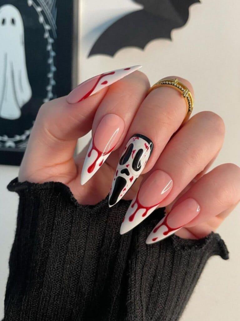 Gotas sangrientas. Estas uñas exudan una sensación de peligro y drama, perfectas para quienes se atreven a abrazar el lado más oscuro de Halloween.