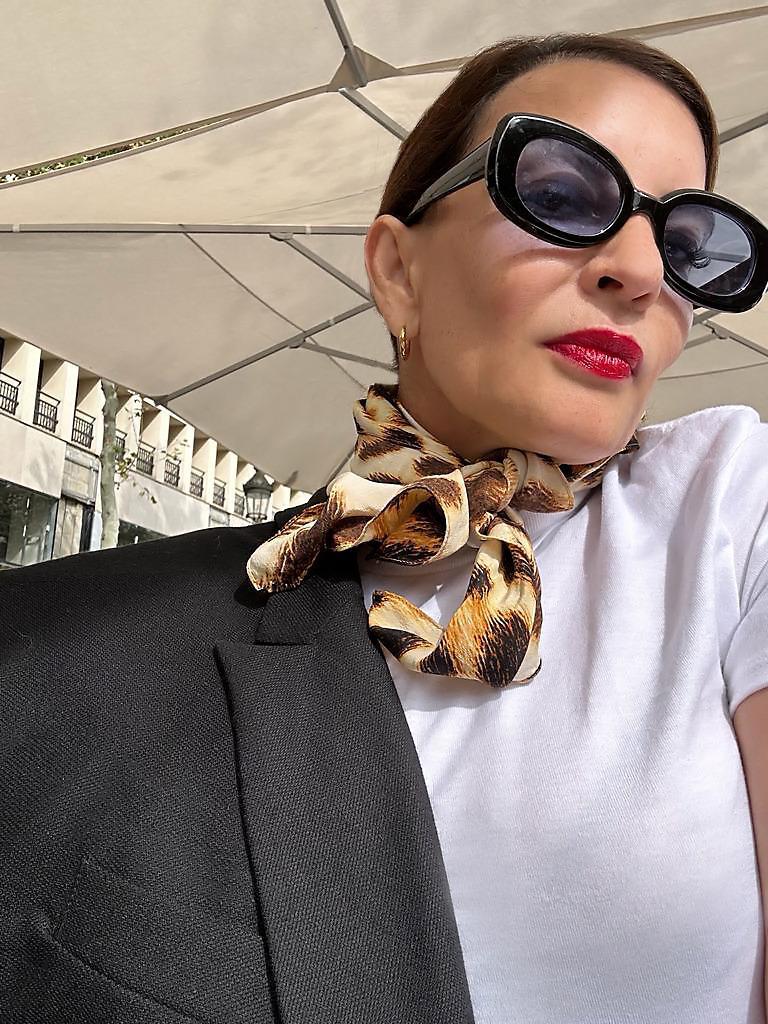 <b>¿Quién es la mujer que más le ha inspirado y por qué?</b>A mí me inspiran muchas mujeres que han contribuido con el desarrollo de otras mujeres y de sus comunidades, pero principalmente Coco Chanel porque fue una gran revolucionaria de la moda: liberó a las mujeres en varios aspectos y más de 150 años después su nombre se sigue escribiendo en letra grande. Ella era vanguardista para su época, fue una mujer súper visionaria. 