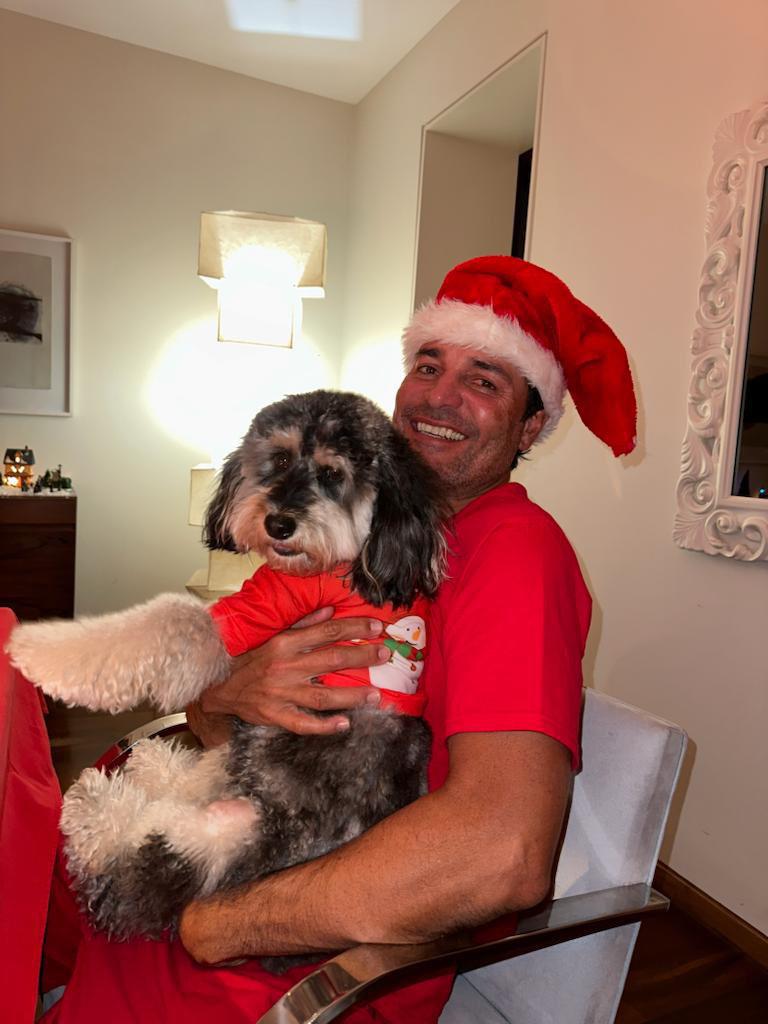 Chayanne posó feliz junto a su mascota en su cena de Navidad.
