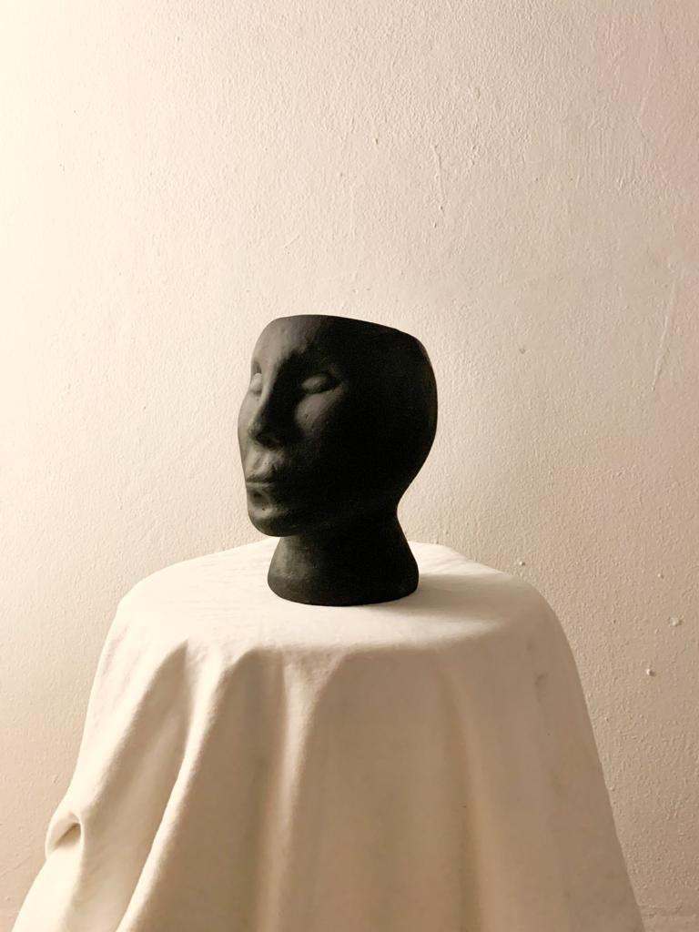 <b>HEADS</b>. Una mezcla entre lo tradicional y el arte alternativo. Heads trabaja el barro con los artesanos del municipio de Ojojona. Las cabezas de barro son su insignia, dándole el valor de la belleza y apreciación a la anatomía humana, específicamente los rasgos del hondureño. Pintadas con diferentes tonalidades, personalidades, texturas, e intervenidas con diferentes materiales, hacen de HEADS una nueva forma de ver la decoración de los espacios de una forma alternativa y única. @hilduvinavendano