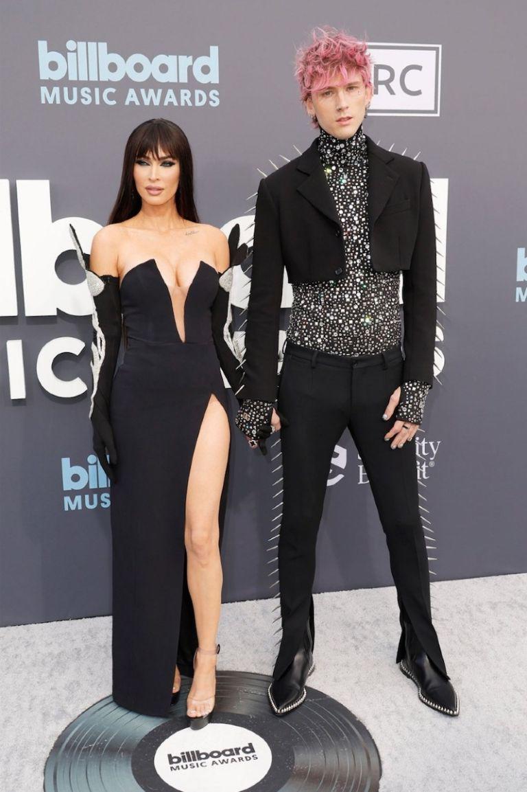 Megan Fox en David Koma y Machine Gun Kelly en Dolce &amp; Gabbana.