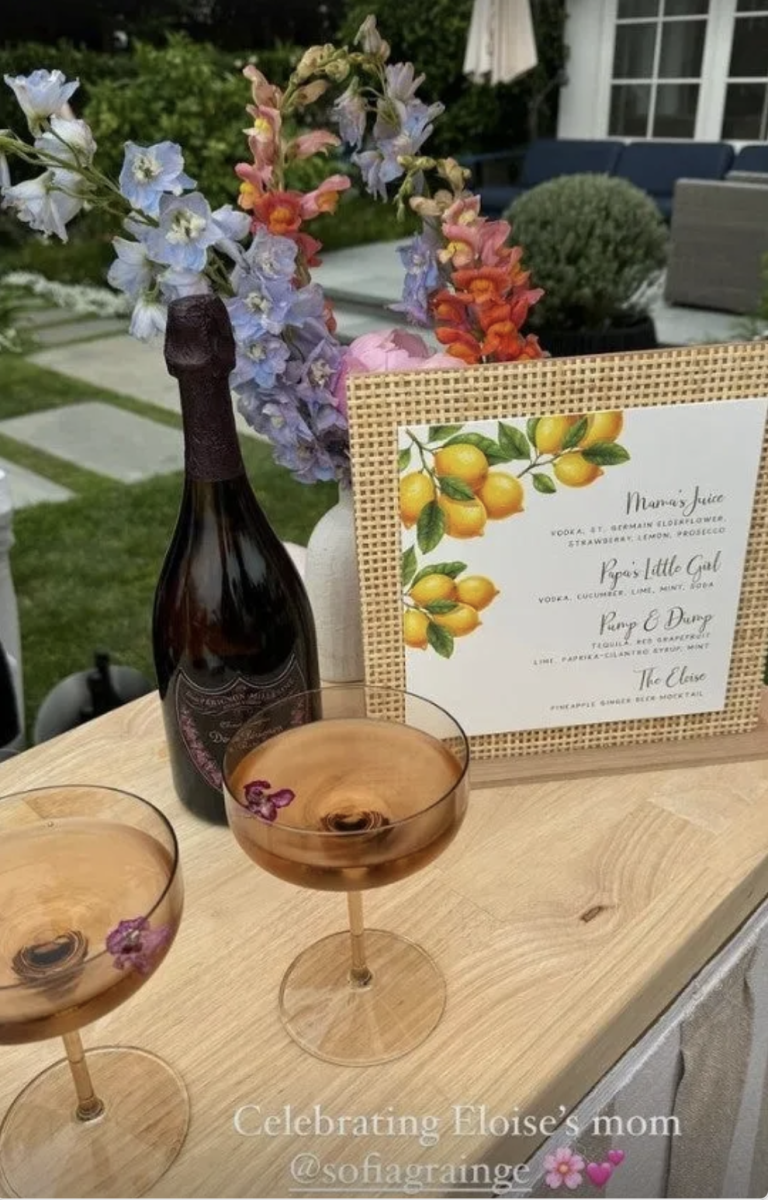 La fiesta contó con una barra de cócteles personalizada. Estos tenían nombres ingeniosos como “Pump and Dump” y “Mama’s Juice”, brindando un toque divertido a la celebración.