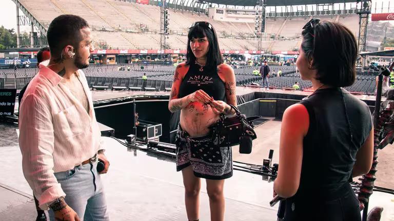La boda de Ángela Aguilar y Christian Nodal causó mucha controversia ya que los artistas confirmaron su relación pasado solo dos semanas después de que Nodal había hecho pública la separación entre él y Cazzu.