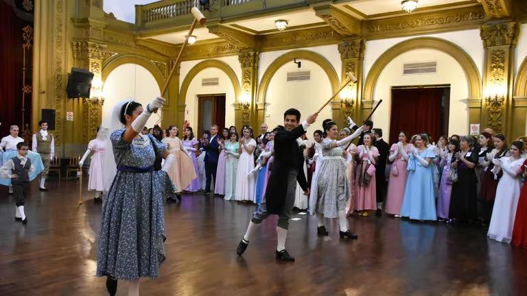Etiqueta de bailes de salón: Los salones de baile en la era de la Regencia seguían estrictas normas de etiqueta. Se esperaba que los asistentes cambiaran de pareja cada dos bailes, y solo los hombres podían invitar a bailar, aunque podían ser animados a hacerlo por amigos y familiares de las mujeres. Si una mujer rechazaba una invitación, debía rechazar todas las demás durante ese baile. Los bailes permitían un contacto limitado de manos con guantes, mientras que los saludos y despedidas se realizaban únicamente con reverencias, sin contacto físico.