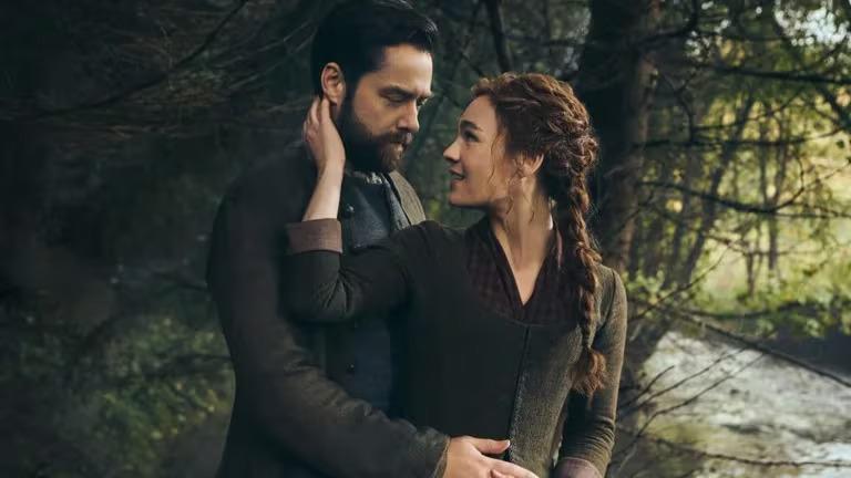 Outlander, basada en las novelas de Diana Gabaldon, sigue la historia de Claire Randall (Caitriona Balfe), una enfermera de la Segunda Guerra Mundial que es transportada misteriosamente en el tiempo a la Escocia del siglo XVIII. Enfrentada a un tiempo y lugar desconocidos, Claire debe adaptarse a su nueva realidad mientras navega por peligros políticos y encuentra el amor en Jamie Fraser, un guerrero escocés. La combinación de romance, historia y ciencia ficción ofrece una trama fascinante y adictiva.