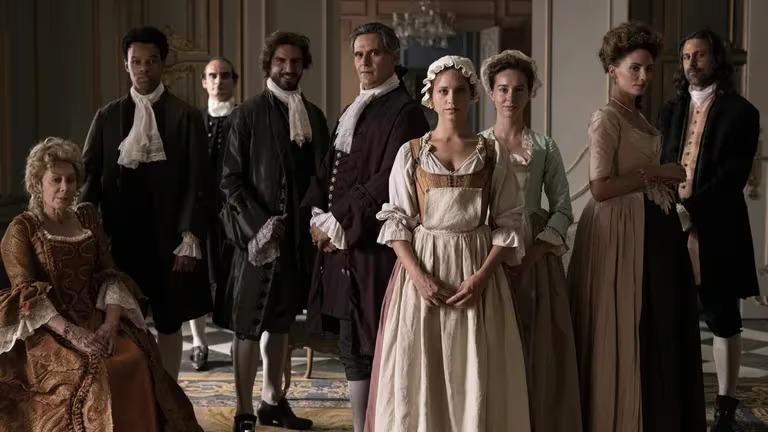 La cocinera de Castamar, basada en la novela homónima de Fernando J. Muñez, esta serie se ambienta en el Madrid de 1720 y narra la vida de Clara Belmonte (interpretada por Michelle Jenner), una talentosa cocinera que trabaja en la casa del Duque de Castamar. Clara, afectada por la agorafobia tras la muerte de su padre, encuentra consuelo en la cocina, y su vida da un giro cuando comienza un romance secreto con el Duque.