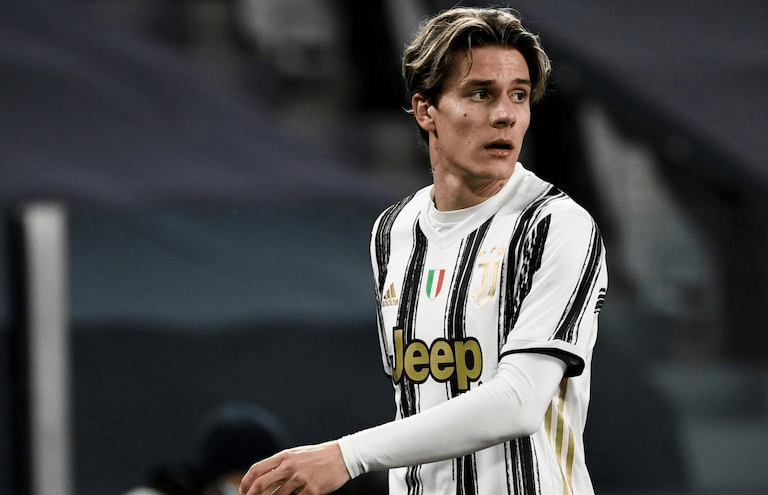 Nicolò Fagioli juega como mediocampista en la Juventus F. C. de la Serie A y en la selección de Italia. El jugador de 23 años se ha robado las miradas de muchos con sus facciones faciales definidas.