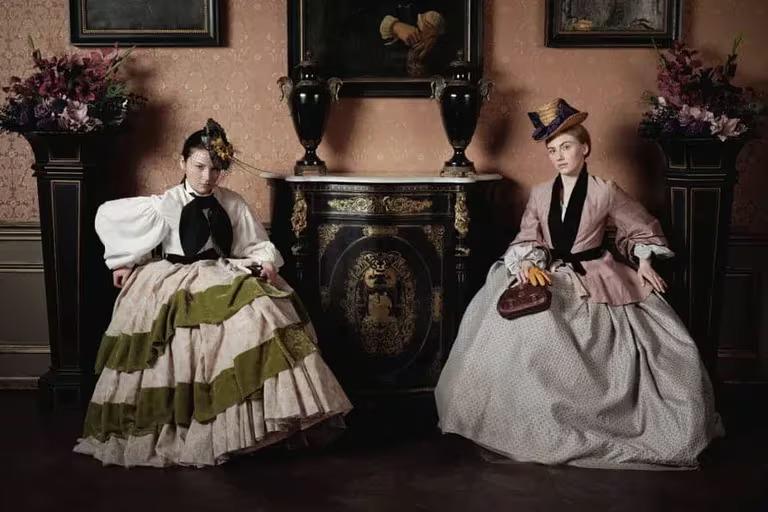 La emperatriz, ofrece un relato ficcionalizado de la vida en la corte de Isabel de Baviera, también conocida como Sissi, en el siglo XIX. La serie se centra en la joven y carismática emperatriz, explorando su vida desde su matrimonio con el emperador Francisco José I hasta su evolución como figura política y cultural en Europa. Esta producción alemana destaca por su esplendor visual y su habilidad para capturar los dramas y desafíos personales de Isabel, equilibrando la opulencia de la corte con los dilemas emocionales y políticos de sus protagonistas. 