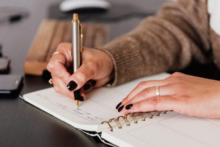 <b>Haz de la agenda un hábito</b>: Haz que el uso de la agenda sea parte de tu rutina diaria. Cuanto más lo uses, más natural te resultará organizarte y estar al tanto de tus actividades. 