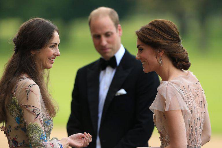 El príncipe Guillemro y Kate Middleton junto a Rose Hanbury en un evento benéfico