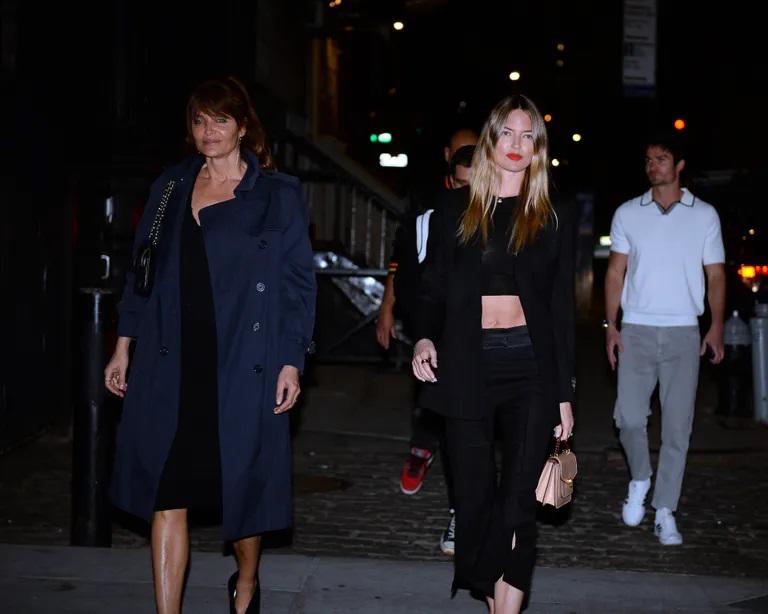 Por otro lado, Helena Christensen y O Martha Hunt también hicieron acto de presencia, eligieron sus looks un tanto casuales para el gusto de los internautas. Ambas en tonalidades oscuras acompañadas de chaquetas.