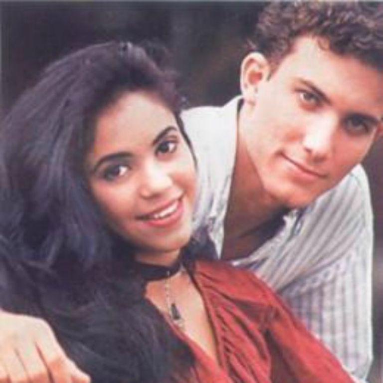 <i><b>Óscar Ulloa</b></i>A los 17 años, Shaki comenzó una relación con Ulloa, quien la acompañó durante su camino a la fama. Supuestamente, su relación duró cuatros años y terminaron debido a que Shakira dejó Barranquilla para participar en la telenovela El Oasis.